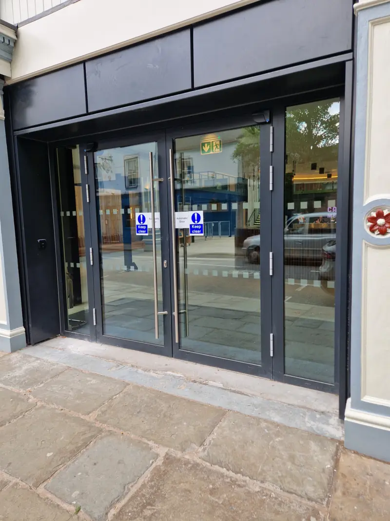 Aluminium commercial entrance with double doors and full-height side screens