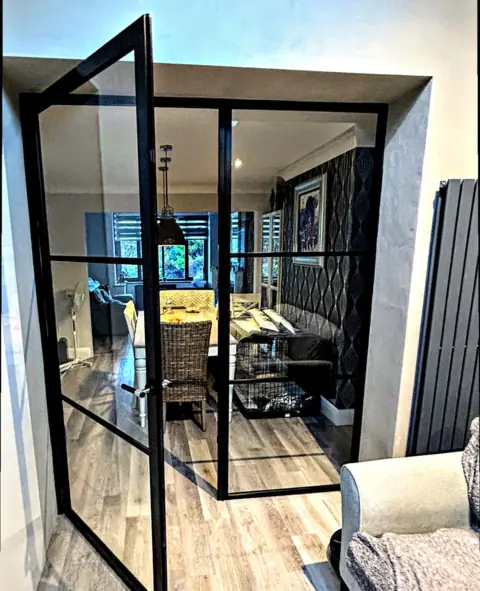 Steel-look internal partition screen